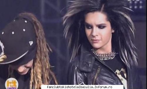 aici cantau break away dar nush ce naiba a facut tom de se uita bill asa le el :rotfl:  :rotfl: