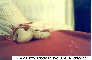 ...because l`m just normal boy chapter indrept spre fac ochiul, aratand spre ella, care era putin