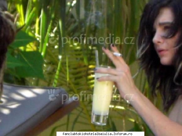 secrete despre bill kaulitz lasa pun destule billu shi dak fumeaza shi mai fac asta,in spatele