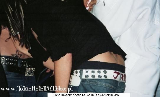 look bill kaulitz wow...nu stiam poarta gene false ...am     mumosss asha ,no?;  
