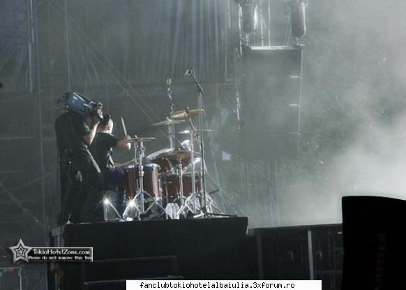 :) zimmer 483 tour [backstage picz]: eiffel tower
