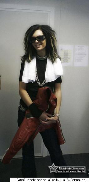 :nebun: aici bill zici ca e o fata e fff dragutz :rusine: zimmer 483 tour [backstage picz]: eiffel