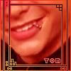 tom confundat fan observat din prima tom dupa felul care tinea buzele cand lui,in orice  