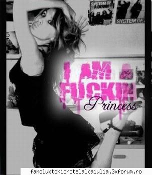 ador stilul asta..e foarte foarte foarte cool. mie imi place imbrac dungi, port insigne prin par,