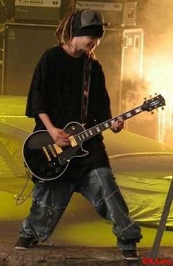 Ce cred baietii de la Tokio Hotel despre tine - Do they like you? Find out below: Bill: Thinks - ROLE PLAY