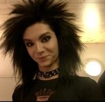 Ce parere au prietenii si familia vostra despre Bill Kaulitz? - mama ii face drogati :x :x chiar dak - BILL