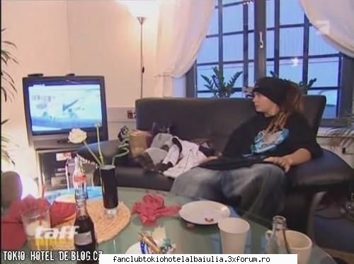 Have some fun with Tom ( poze+comentarii ) - un pekla tv.. pe canale porno.. hm.. ce tare - TOM