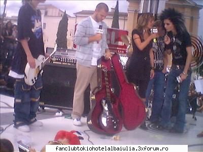 Tommy a vandut o chitara cu 10000 de euro - chitara a fost chiar shi autografata in timpul - TOM